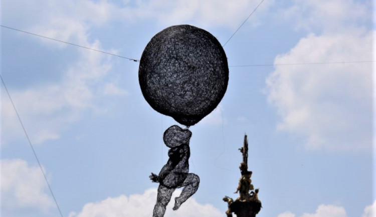 FOTO: Na Horním náměstí visí dítě přisáté k prsu. Socha je součástí festivalu Sculpture Line
