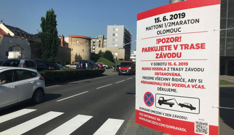 V sobotu odstartuje Mattoni 1/2Maraton Olomouc. Auta zaparkovaná v trase závodu budou odtažena