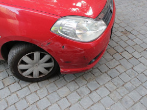 Žák autoškoly nezvládl řízení a narazil do zaparkovaného auta