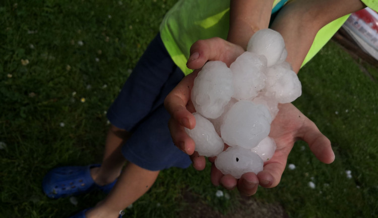 AKTUÁLNĚ: Hasiči mají kvůli bouřce přes 150 výjezdů. Podívejte se na fotky a videa