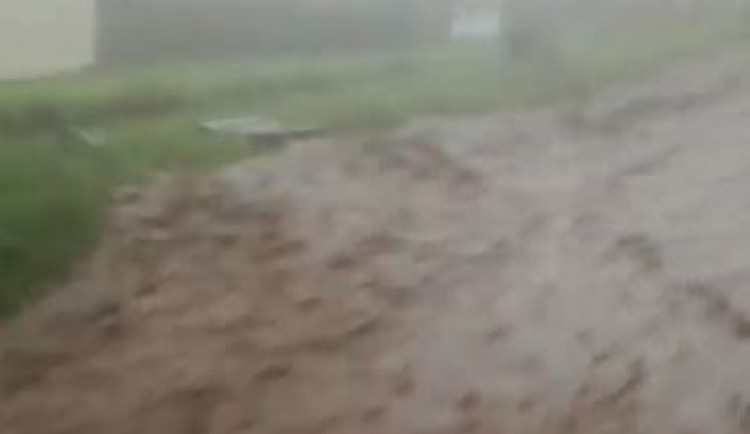 VIDEO: Podívejte se na děsivé video ze včerejší bouřky