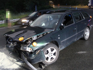 Čelní střet dvou aut u Šternberka si vyžádal tři zraněné ve věku osmnáct a devatenáct let