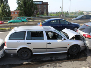 Při hromadné nehodě šesti aut v Tovární ulici byl zraněn třináctiletý chlapec