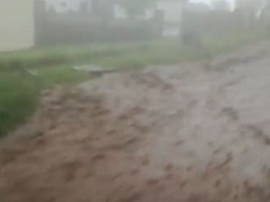 VIDEO: Podívejte se na děsivé video ze včerejší bouřky