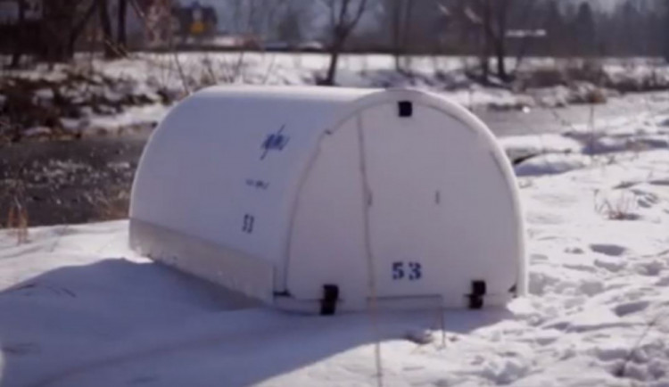 VIDEO: Přerov pořídil iglú pro bezdomovce. Jsou pro jednotlivce i pro páry