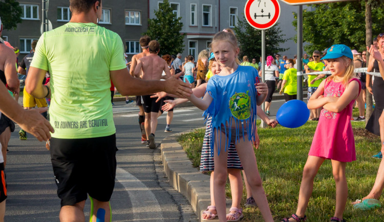 Při půlmaratonu asistovali policisté na Horním náměstí u záchrany osoby z chráněné dílny