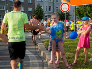 Při půlmaratonu asistovali policisté na Horním náměstí u záchrany osoby z chráněné dílny