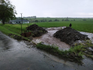 FOTO/VIDEO: Dnešní silné bouřky si vyžádaly desítky zásahů hasičů hlavně na Olomoucku