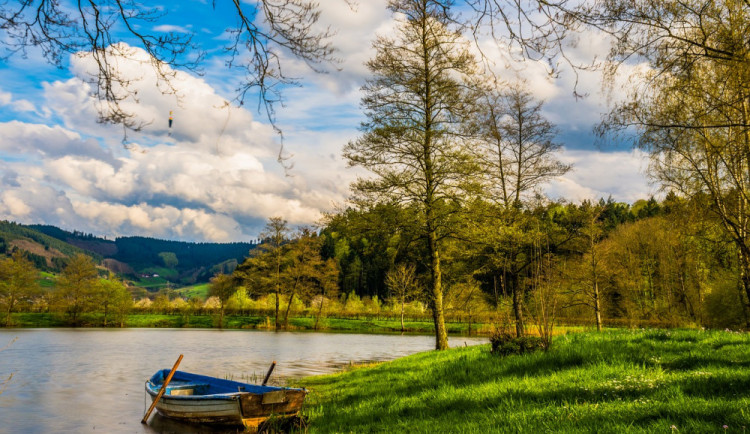 POČASÍ NA PONDĚLÍ: Teploty až 26 stupňů, mírný vítr a polojasná obloha, takové bude pondělí