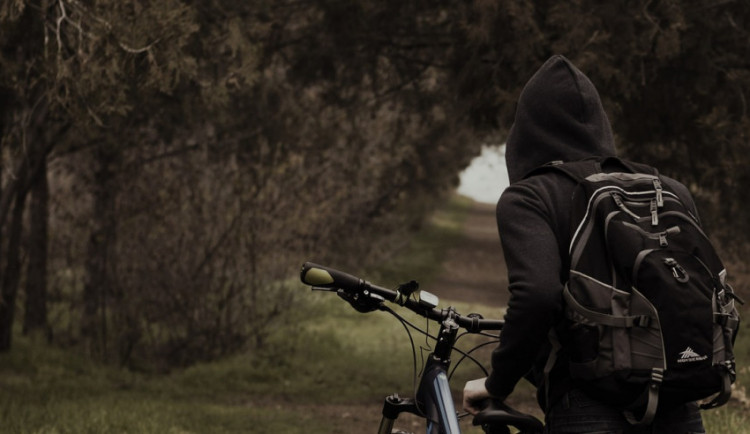 Cyklista s téměř dvěma promile v krvi narazil do dopravní značky. Po pádu na zem utrpěl zranění