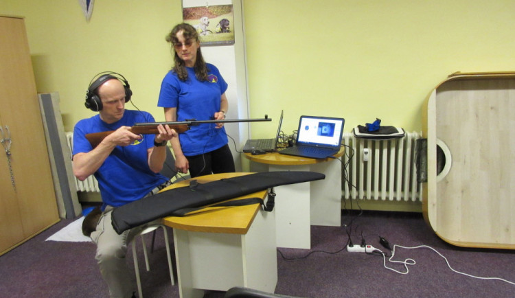 Zrakově postižení soutěžili v Olomouci v turnaji ve zvukové střelbě. Sešlo se na čtyřicet střelců