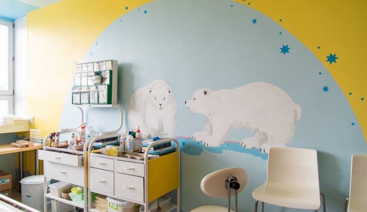 FOTO: Na pestrobarevnou zahradu se proměnilo pooperační oddělení na dětské klinice