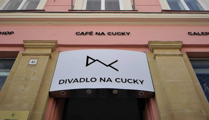Divadlo na cucky na Dolním náměstí v Olomouci otevřelo knihovnu a rozhlasový koutek