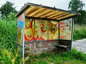 Vandal nasprejoval nápisy na autobusové zastávky u Nákla. Fialovým sprejem napáchal škodu za tisíce