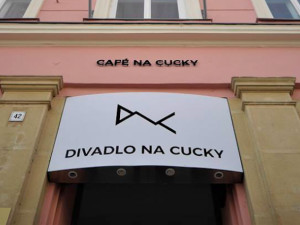 Divadlo na cucky na Dolním náměstí v Olomouci otevřelo knihovnu a rozhlasový koutek