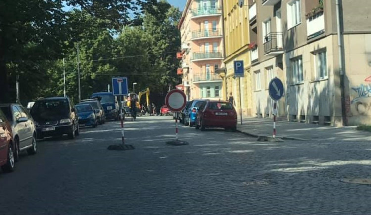 AKTUÁLNĚ: Ulici Dr. Milady Horákové uzavřela havárie vodovodního řadu