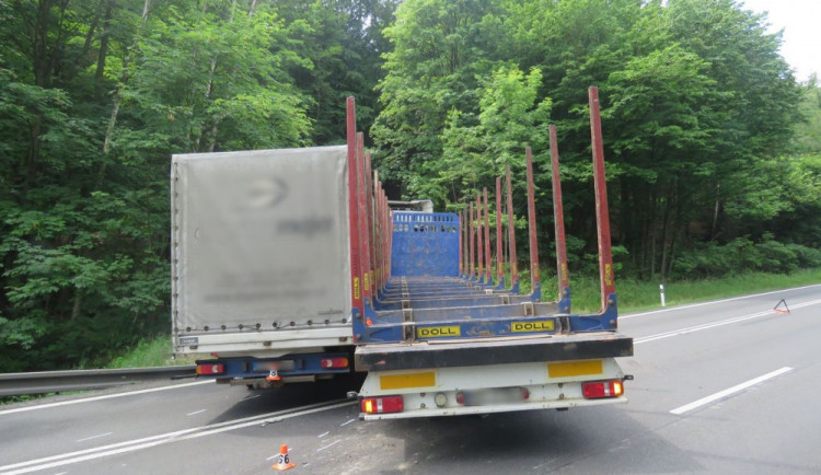 Řidič kamionu odbočoval přes dvojitou plnou čáru. Narazil do auta, které ho předjíždělo