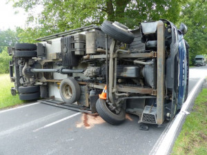 Pod náklaďákem se utrhla krajnice. Řidič skončil v nemocnici