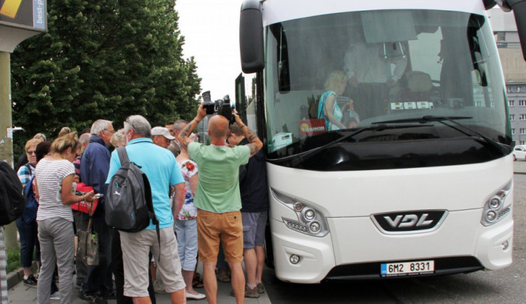 Senioři se dnes zúčastnili cestování po kraji. Navštívili Javorník i jeskyně Na Pomezí