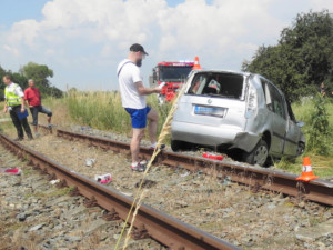 FOTO: Řidičce vběhl do cesty pes. Strhla řízení a skončila na kolejích