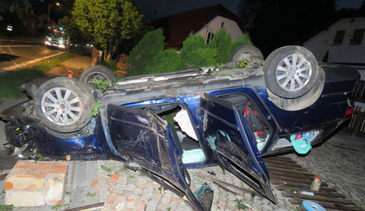 FOTO: Muž nezvládl řízení. Zdemoloval plot, otočil auto na střechu a nadýchal dvě promile