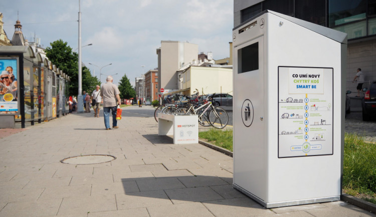 FOTO/VIDEO: Olomouc má první tři chytré odpadkové koše. Umí lisovat odpad a zahlásí, když jsou plné