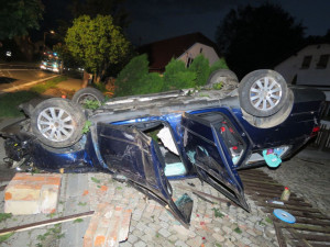 FOTO: Muž nezvládl řízení. Zdemoloval plot, otočil auto na střechu a nadýchal dvě promile