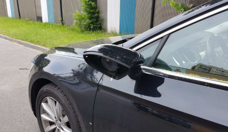 FOTO: Zloděj ukradl přes noc zpětná zrcátka ze třinácti aut různých značek