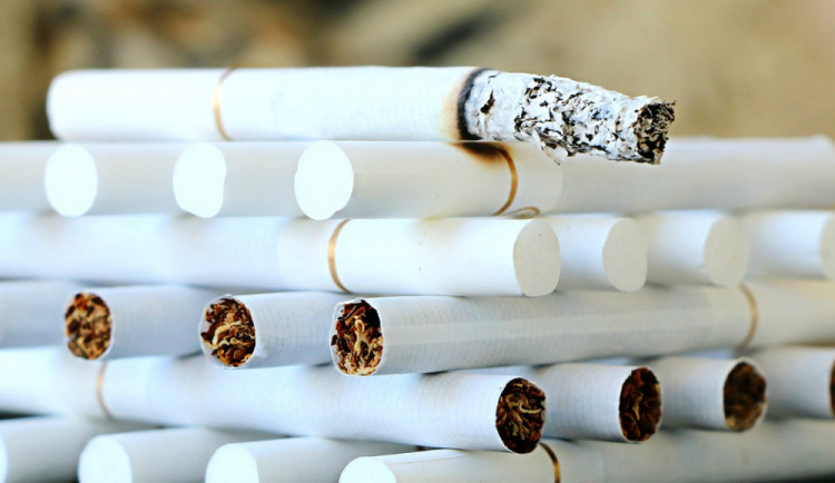 Zloděj vypáčil dveře obchodu a ukradl z něj cigarety a tabák za desítky tisíc korun