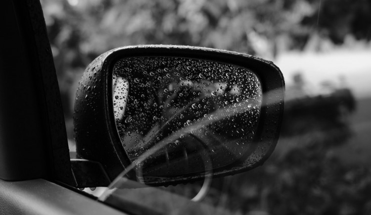 Vandal přes noc poničil zaparkované auto. Rozbil zpětná zrcátka, světla a vytvořil rýhy a důlky