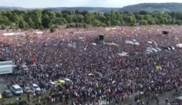 VIDEO: Demonstrace na Letné se zúčastnily desítky lidí z Olomouce. K další akci dojde 16. listopadu