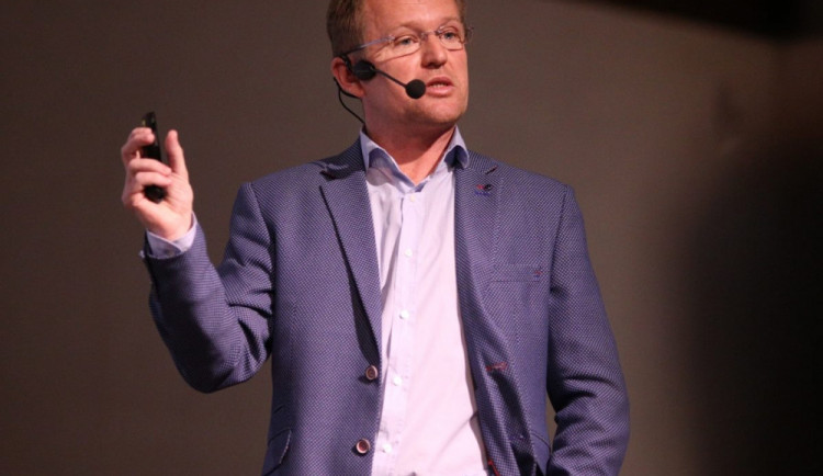 Ve vedení vědeckého centra Univerzity Palackého končí přední chemik Radek Zbořil