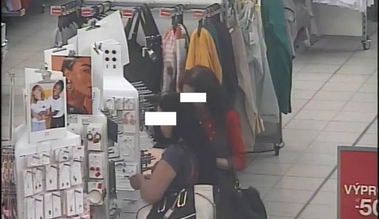 Matka s dcerou ukradly z obchodu v Přerově bižuterii. Hrozí jim vysoká pokuta