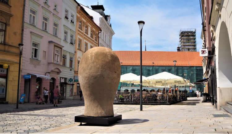 FOTO/VIDEO: Na Dolním náměstí stojí Jedna z velkých hlaviček. Další socha v rámci Sculpture Line