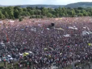 VIDEO: Demonstrace na Letné se zúčastnily desítky lidí z Olomouce. K další akci dojde 16. listopadu