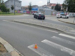 Cyklista vjel pod auto a po nehodě odešel. Policie pátrá po něm i po svědcích