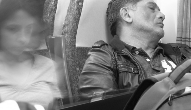 Muž usnul ve vlaku hlubokým spánkem. Toho využil zloděj, který ho okradl o více než padesát tisíc