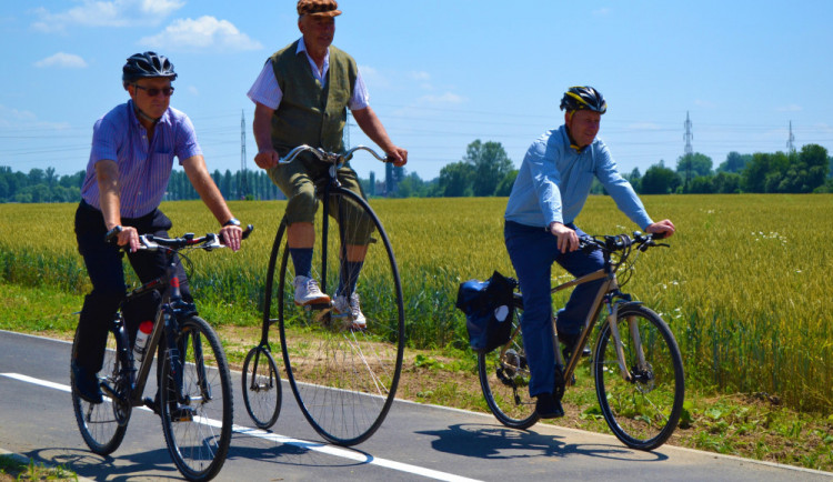 Po téměř devíti měsících byla slavnostně dokončena stavba cyklostezky ze Zábřeha do Leštiny