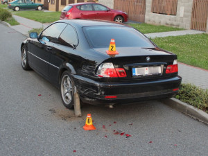 Muž si od známého půjčil auto a naboural s ním zaparkované BMW. Z místa nehody ujel