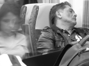 Muž usnul ve vlaku hlubokým spánkem. Toho využil zloděj, který ho okradl o více než padesát tisíc