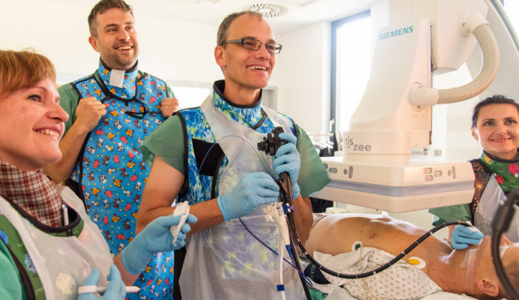 Ve fakultní nemocnici pomáhá pacientům s nemocemi slinivky břišní a žlučových cest, ultratenký endoskop