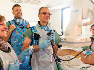 Ve fakultní nemocnici pomáhá pacientům s nemocemi slinivky břišní a žlučových cest, ultratenký endoskop