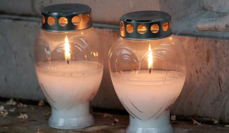 Ve Šternberku nemůžou lidé kvůli vedru zapalovat svíčky na hřbitově, hrozí požáry