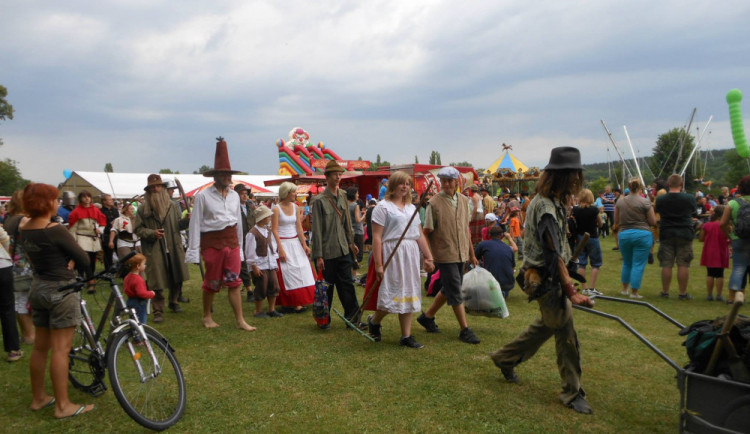 VÍKEND PODLE DRBNY: Projděte se pohádkovým lesem, zajděte zdarma na bazén nebo oslavte příchod prázdnin na zámku