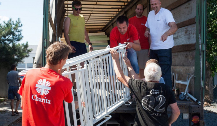 Olomoucká charita posílá na Ukrajinu kamion s obuví a nemocničním vybavením