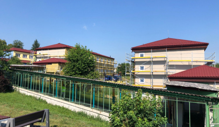 Děti ze Základní školy Boženy Němcové v Zábřehu dostaly vysvědčení o týden dříve. Ve škole se rozběhly stavební práce