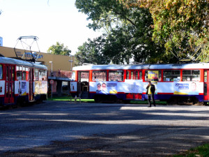 Zloděj se vloupal do tramvaje „u letadla“. Ukradl autonabíječku a šlapací autíčko 