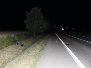 Cyklista srazil chodce, oba byli opilí a neosvětlení. Skončili v nemocnici