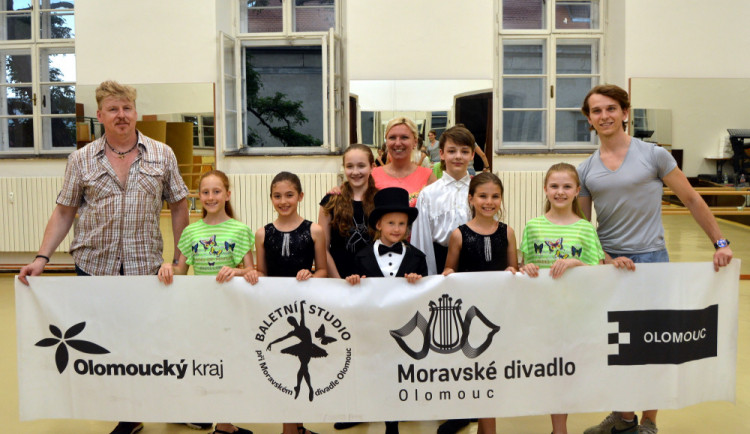 Malí tanečníci odletěli do Portugalska na Dance World Cup. Reprezentují Moravské divadlo Olomouc a naše město