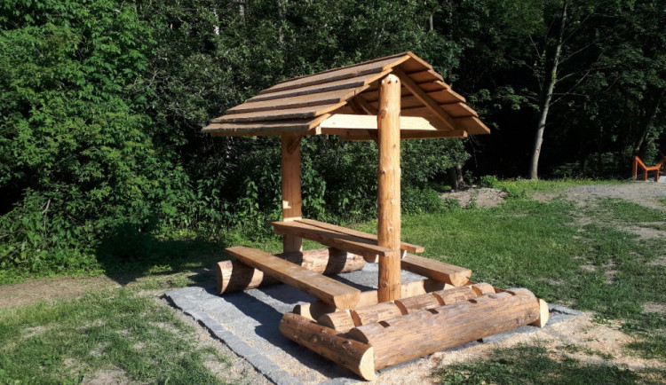 Šest nových odpočívadel přibylo pro cyklisty a turisty na Šternbersku